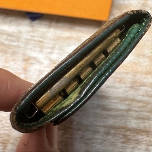 AUTHENTIC Louis Vuitton Monogram 4 ring key holder. Green. - Picture 12 of 14